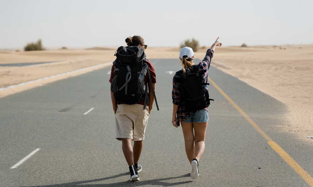 para idzie na tle pustymi w UAE